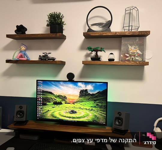 שולחן עבודה עם מדפים, מסך מחשב ורמקולים